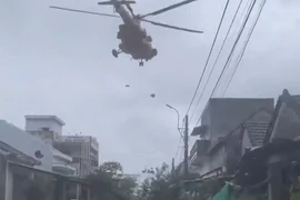 Video: Trực thăng tiếp tế lương thực cho người dân vùng lũ