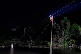 Nỗ lực khắc phục để sớm cấp điện, nước giúp dân tái thiết cuộc sống sau mưa lũ