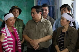 Thủ tướng Phạm Minh Chính thăm hỏi, động viên bà con vùng lũ xã Hòa Thịnh 