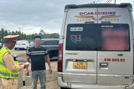 Người dân quay video gửi cảnh sát, 2 tài xế xe khách vượt ẩu bị phạt