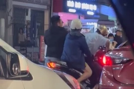 Nam thanh niên đánh người khi dừng xe chờ tàu
