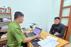 Thanh niên dùng đũa đâm tài xế vì... ổ gà