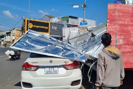 Sập bảng quảng cáo tại cửa hàng làm một phụ nữ bị thương