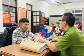 Nam thanh niên dùng dao cướp tiền của một phụ nữ bán bánh bèo