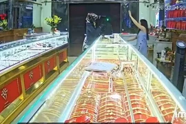 Truy tìm người đàn ông bịt mặt xông vào tiệm vàng với biểu hiện lạ