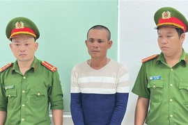 Vợ đánh ghen chồng tại quán nước, con trai chủ quán bị bắt