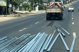 Tài xế để hàng chục thanh sắt rơi giữa quốc lộ bị phạt