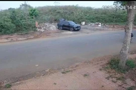 Lái ô tô đi đổ rác sai chỗ, người đàn ông bị phạt