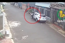 Bé trai 12 tuổi lái ô tô khiến nhiều người thót tim
