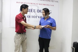 Nhân viên vệ sinh trả 7.400 USD từ chối nhận tiền thưởng