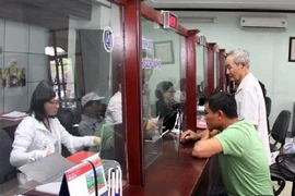 Đăng ký khai sinh tại nước ngoài, đổi họ tên thế nào?