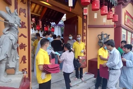 Nhà chùa phát khẩu trang cho Phật tử, khuyên không nên tụ tập