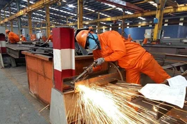 Công nhân làm việc trong một xưởng cơ khí tại Long An. Ảnh: TRÚC PHƯƠNG