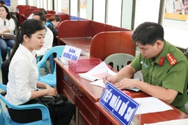 Người dân làm căn cước công dân tại Phòng PC06 Công an TP.HCM. Ảnh: LÊ THOA