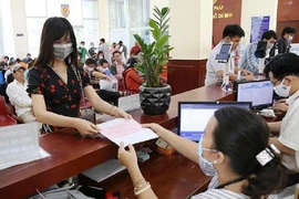 Người dân đến làm thủ tục tại Sở Tư pháp TP.HCM. Ảnh: CHÂU YẾN