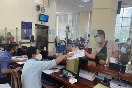 Người dân đến Sở Tư pháp TP.HCM làm các thủ tục hộ tịch đầu năm 2022. Ảnh: TRÚC PHƯƠNG
