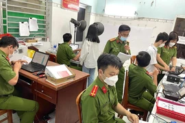 Công an quận Bình Tân thực hiện tiếp nhận hồ sơ làm CCCD từ 6 giờ hàng ngày. Ảnh: T.HƯƠNG