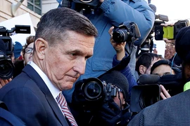 Ông Michael Flynn giữa vòng vây của báo chí tại tòa án Mỹ ở Washington ngày 18-12. Ảnh: REUTERS