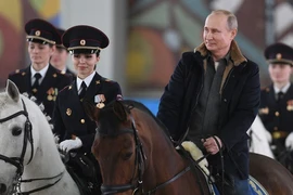 Ông Putin cưỡi ngựa cùng các nữ cảnh sát trước thềm 8-3