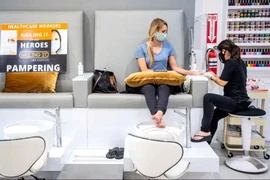 Tiệm nail của người gốc Việt ở California mừng ngày mở lại
