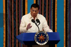 Ông Duterte gây bối rối khi kêu gọi lấy xăng ‘giặt’ khẩu trang