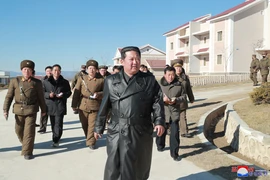 Ông Kim Jong-un tái xuất sau hơn 1 tháng vắng bóng