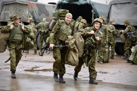 Estonia tập trận chớp nhoáng, lắp hàng rào thép gai dọc biên giới với Nga