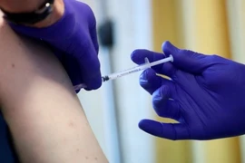 Dùng cánh tay giả lừa nhân viên y tế để tiêm vaccine COVID-19