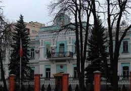 Sứ quán Trung Quốc ở Ukraine khuyến cáo công dân dán cờ trên xe khi ra ngoài