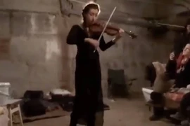 VIDEO: Nghệ sĩ vĩ cầm Ukraine biến hầm trú bom thành phòng hòa nhạc 