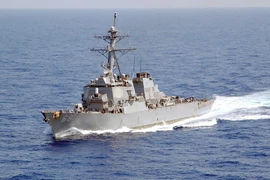 Washington tố tàu Iran 'tìm cách chọc mù' tàu Mỹ ở eo biển Hormuz