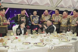 Ái nữ ông Kim Jong-un xuất hiện cùng cha tại tiệc chúc mừng quân đội