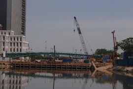 Nước đổi màu, sủi bọt gần cống ngăn triều Bến Nghé