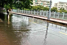 Đường bên kênh Nhiêu Lộc - Thị Nghè bất ngờ bị ngập