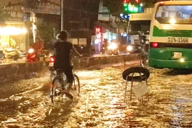  Muốn xe hút nước cứu đường ngập nặng nhất Sài Gòn