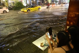  Hàng chục đường Sài Gòn tụ nước nhưng không cho là ngập