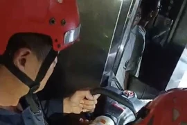 Kịp thời giải cứu 2 người bị mắc kẹt trong thang máy tại Đà Nẵng 