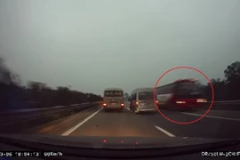 Xe khách nghênh ngang chạy ngược chiều trên đường... cao tốc