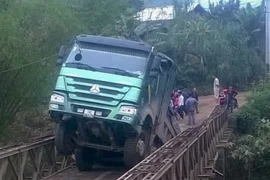 Đề nghị xử lý nghiêm vụ xe tải làm sập cầu ở Yên Bái