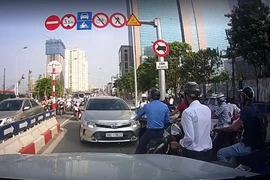 Clip xe “hiên ngang” chạy ngược chiều gây bức xúc
