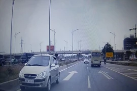 Xe ô tô đi ngược chiều như bay trên cao tốc