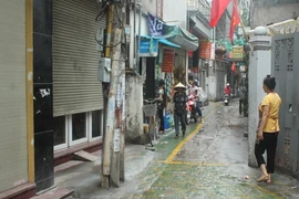 Phường giải thích lý do dừng thí điểm làn đường đi bộ