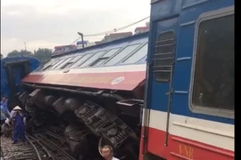 Tàu lửa chở cả trăm khách bất ngờ trật đường ray