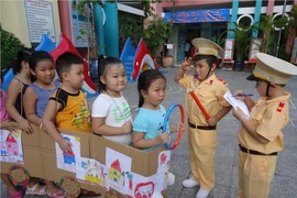 Cha mẹ phải ký cam kết đội mũ bảo hiểm cho con