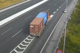 Thêm ô tô lùi trên cao tốc, tài xế container suýt thất thủ