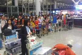 Tết này phải 'tạm biệt người thân sớm' ở sân bay Nội Bài