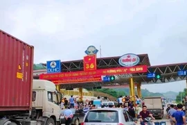 Mới được thu phí, BOT quốc lộ 6 liền bị người dân phản ứng