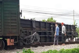 Tàu hỏa lật một toa, đường sắt Bắc-Nam bị tê liệt