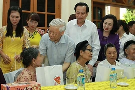 Tổng Bí thư, Chủ tịch nước tặng quà cho người có công