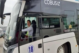 Bộ trưởng khen các nhân viên hàng không trả lại hàng ngàn USD